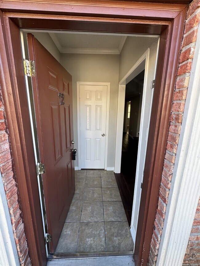 Foto del edificio - 7700 Creekbend Dr