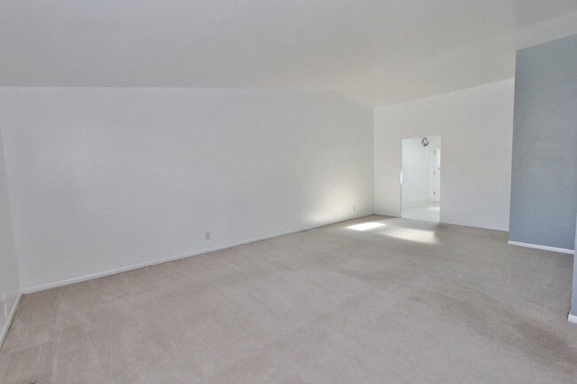 Building Photo - Clean Townhouse Centrally Located on the B...