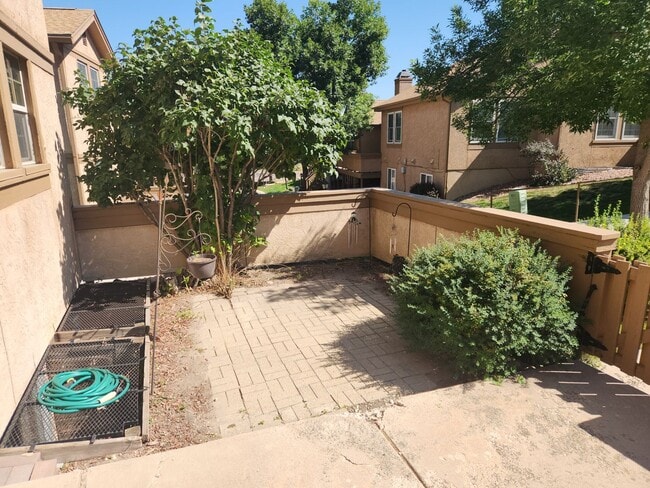 Building Photo - Large Townhome at Vickers and Academy!