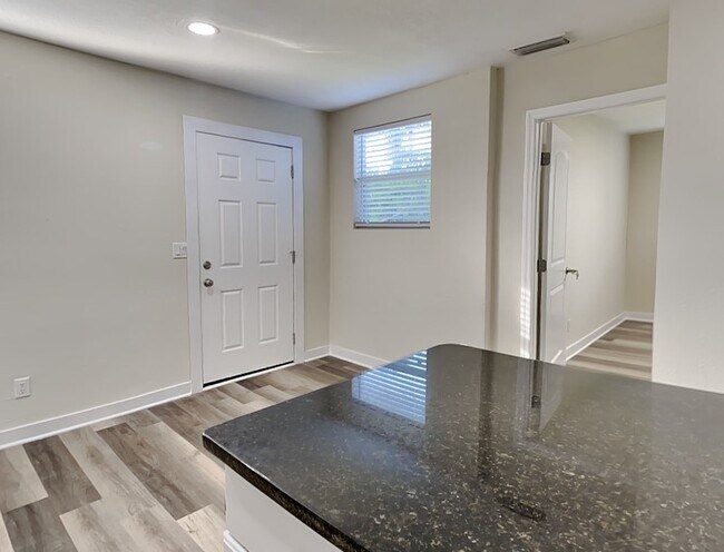 Building Photo - 529 Live Oak Ave