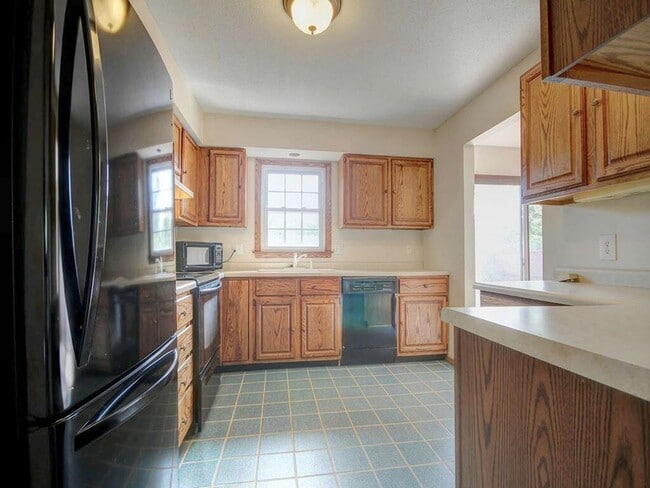 Building Photo - Spacious 4-Bedroom Home in Champaign