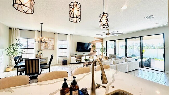 Building Photo - 12661 Oak Hill Way