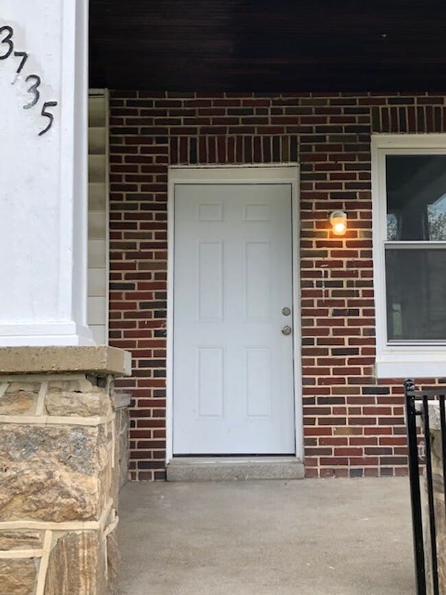 Building Photo - Beautiful and ready to move in 3 Bedroom, 1 Full Bath home just minutes from downtown!