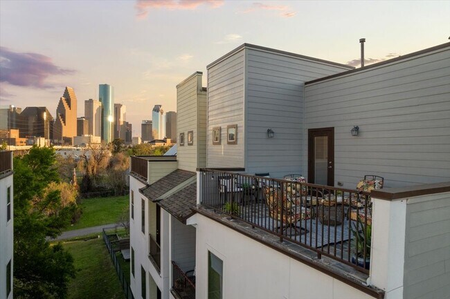 Building Photo - 1005 Bingham St