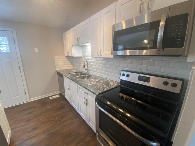 Building Photo - 5970 Almina Dr