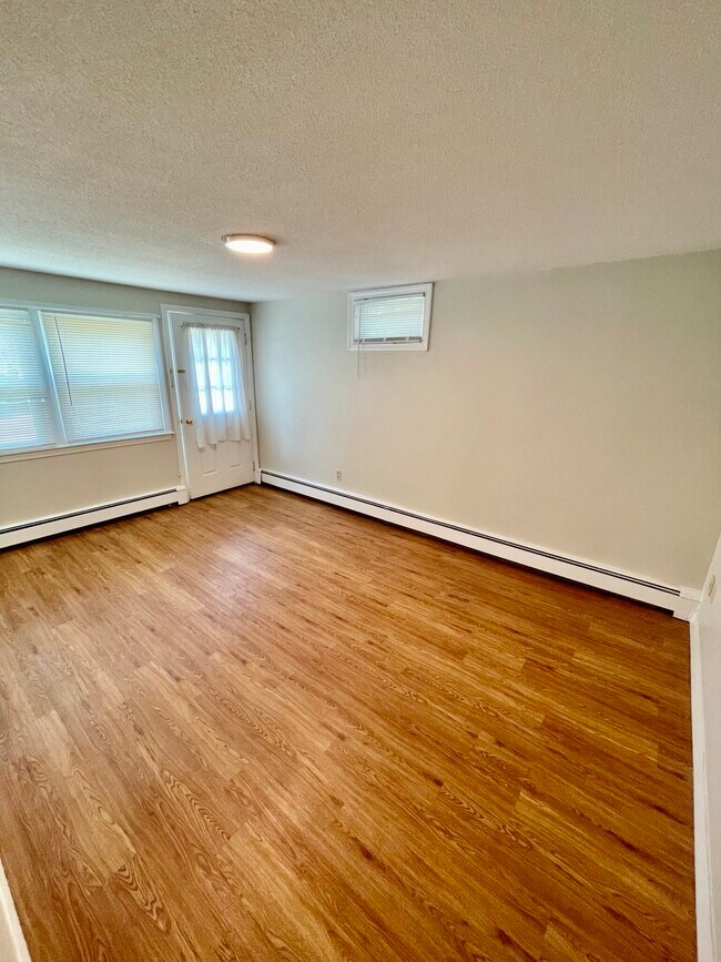 Building Photo - 1233 Main St