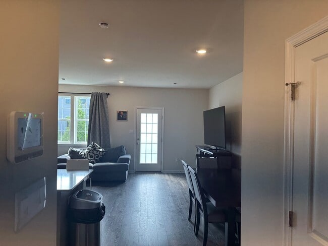 Building Photo - 17 Nelsons Way
