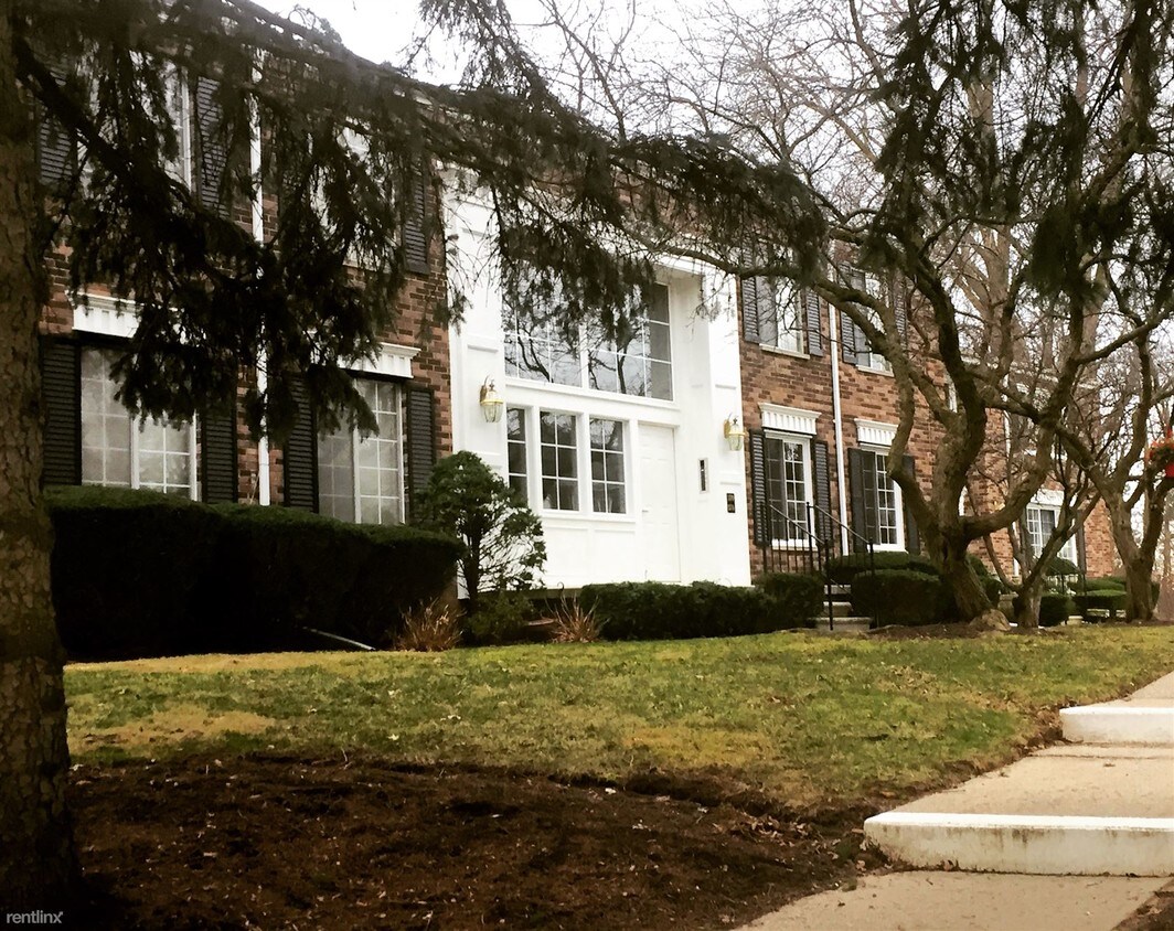578 E Fox Hills Dr Unit A, Bloomfield Hills, MI 48304 Condo for Rent