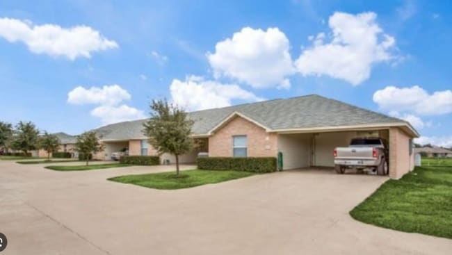 Building Photo - 885 East Ovilla Road