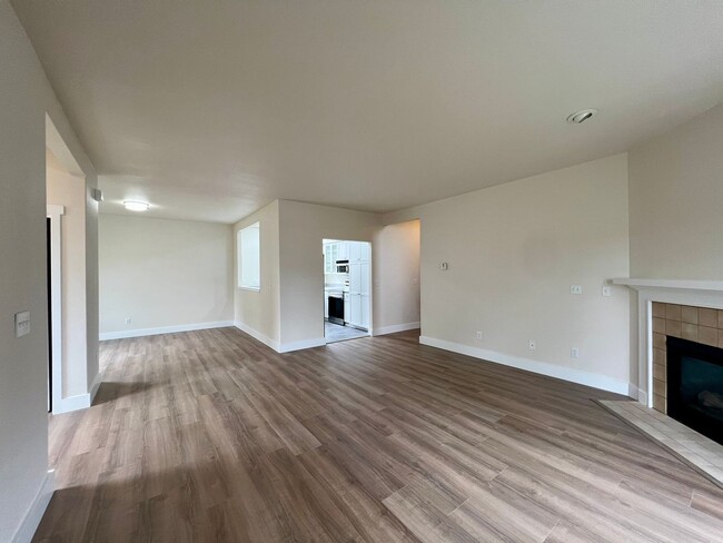 Building Photo - Fully Remodeled  3 BD + Den