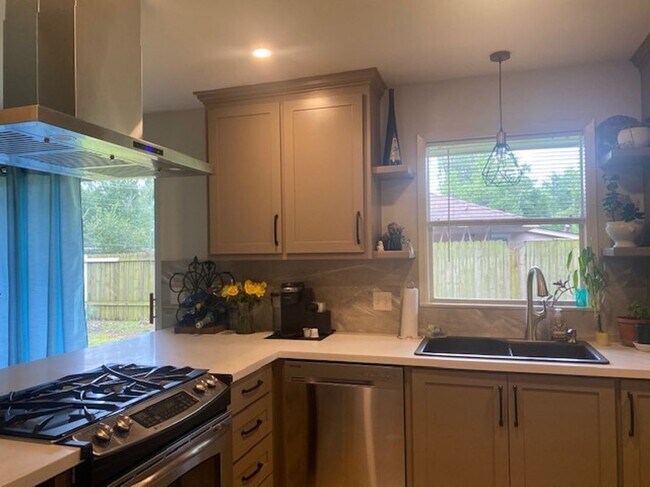 Building Photo - 8082 Sholar Dr
