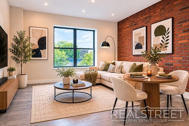 Building Photo - Stunning Large 2 Bed in Crown Heights