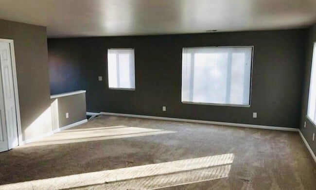 Building Photo - 677 Karmada St