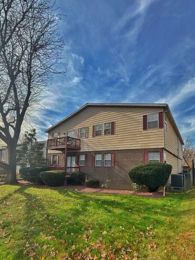 Building Photo - 442 S 18th St