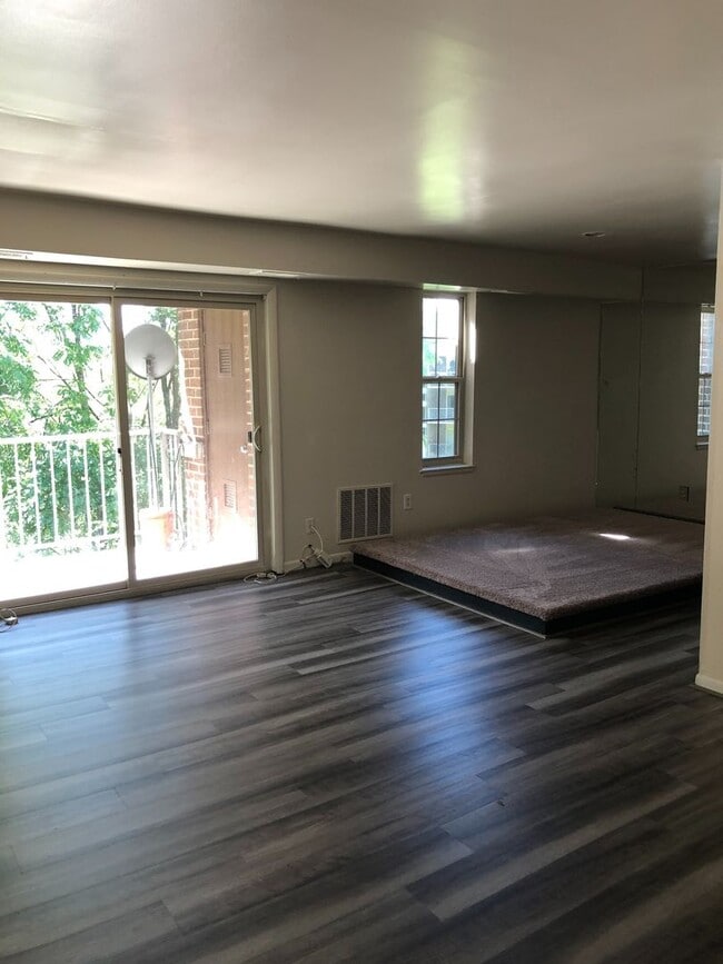 Foto del edificio - Charming 2 Bedroom Condo in Gwynn Oak!