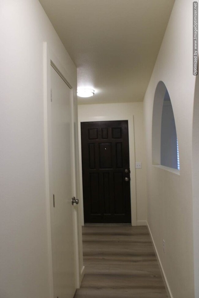 Building Photo - Bright Updated -2 bedroom 2 bath Duplex