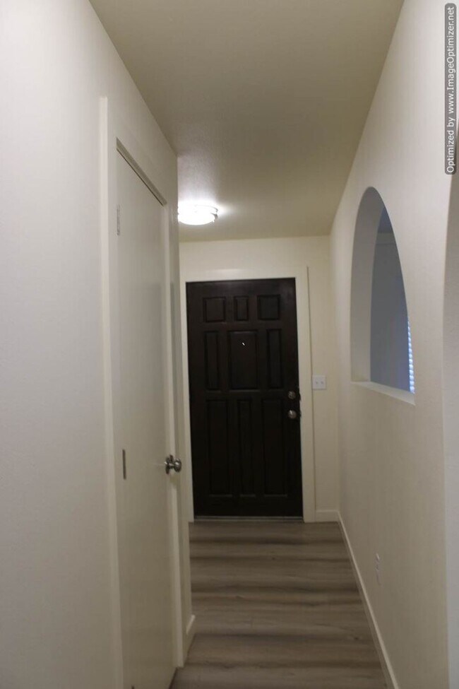 Foto del edificio - Bright Updated -2 bedroom 2 bath Duplex