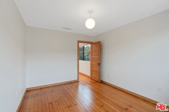 Building Photo - 7013 1/2 N Figueroa St