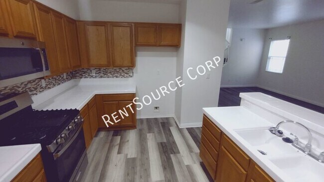 Foto del edificio - Beautiful 4 Bedroom 3 Bathroom Townhome fo...