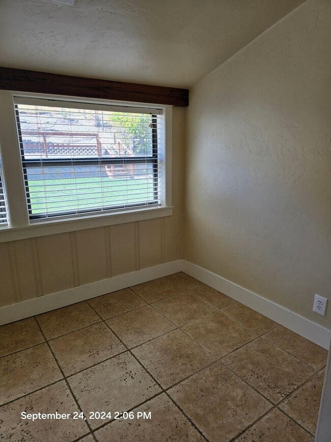 Foto del edificio - 2 bed 1 bath with bonus room