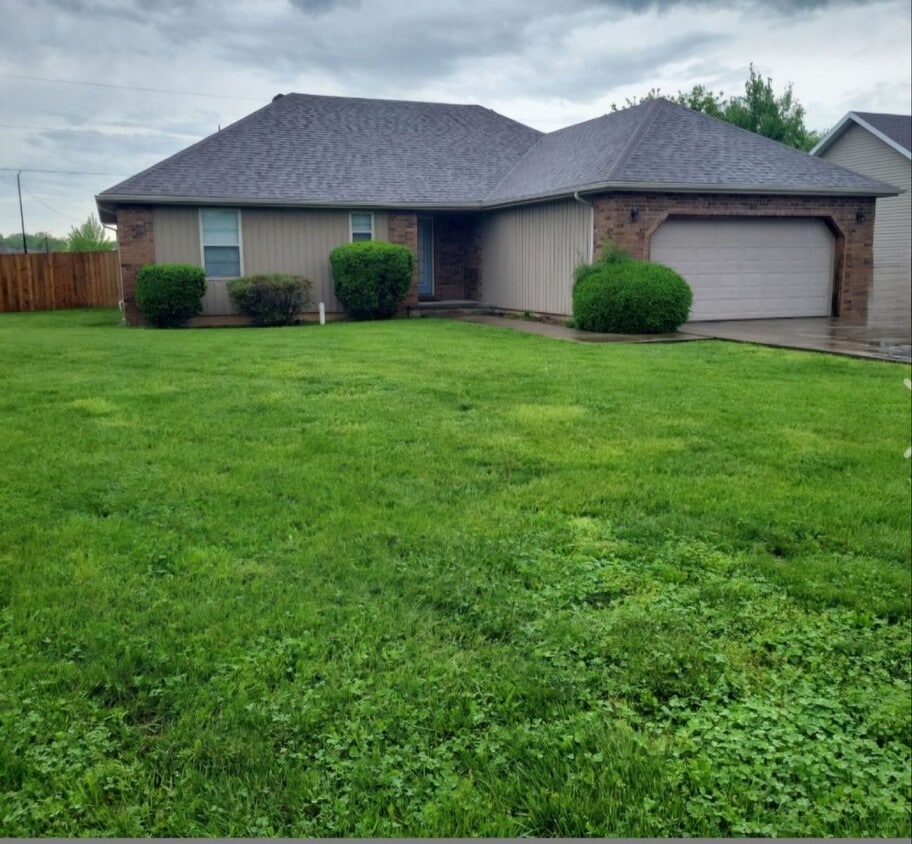 Strafford 3 Bedroom 2 Bath Beauty! $1395 - Strafford 3 Bedroom 2 Bath Beauty!  $1395