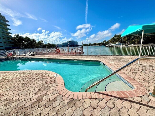 Building Photo - 4740 Pine Tree Dr