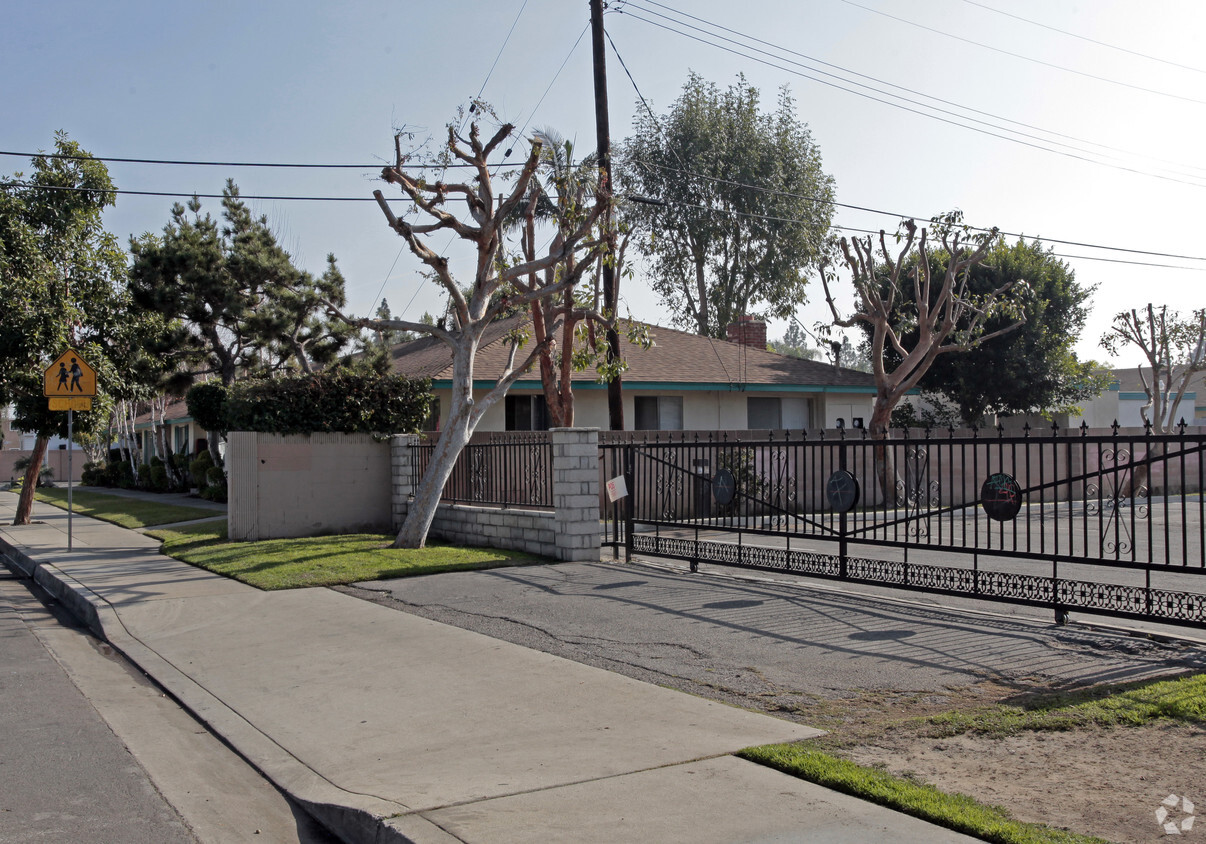 Building Photo - Lampson Park