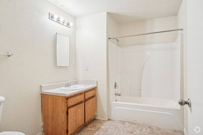 3 habitaciones, 2 baños - 1077 pies cuadrados - Baño principal - Broadway Commons