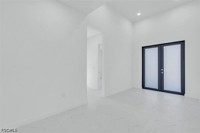 Building Photo - 1021 Chiquita Blvd S