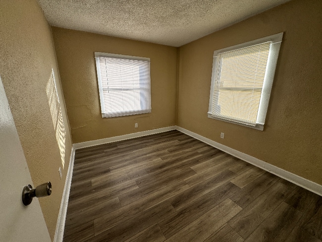 Foto del edificio - 536 W Marshall Blvd