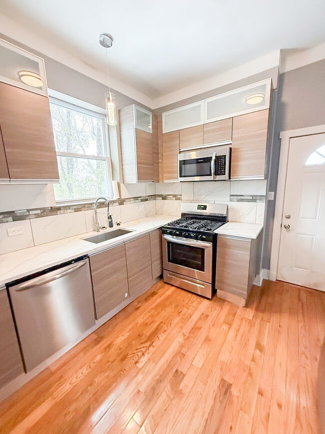 Building Photo - 438 E 49th St