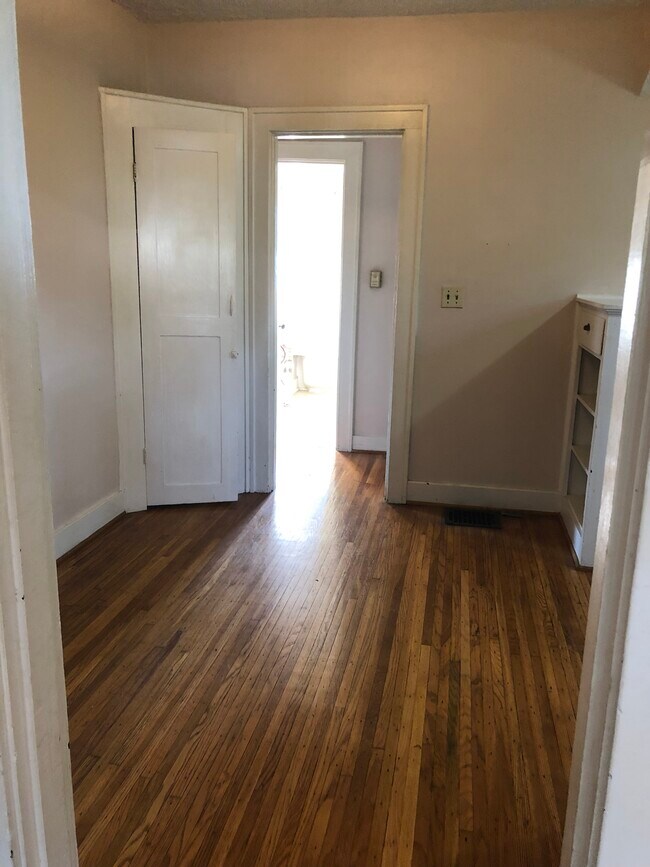kitchen - 1561 Fernwood Ave