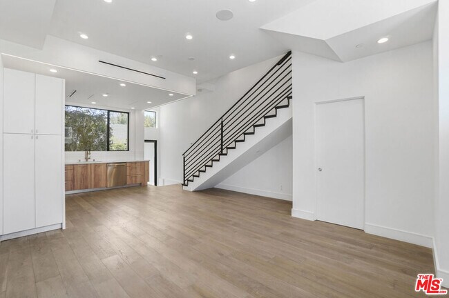 Foto del edificio - 1447 N Martel Ave