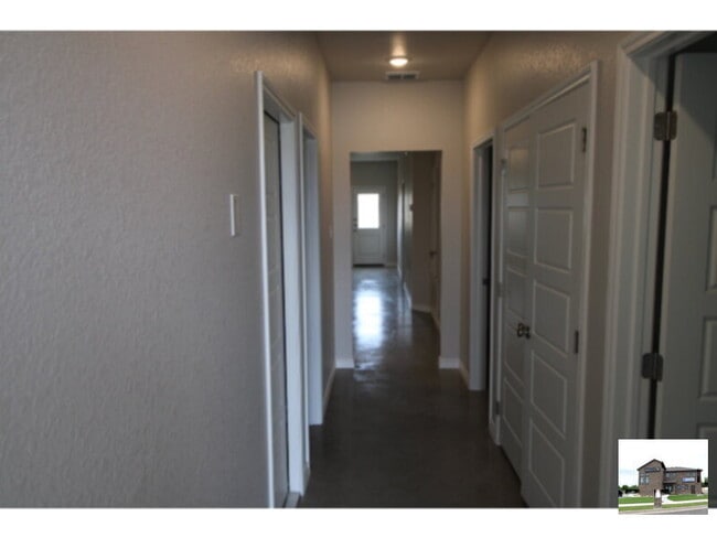 Building Photo - 640 Pacific Crest Trl