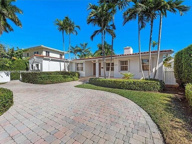 Foto del edificio - 5371 N Bay Rd