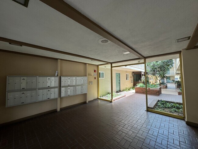Foto del edificio - 5320 Zelzah Ave