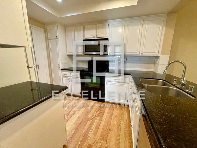 Foto del edificio - 2/2 Condo with 1 Car Garage, Wrap Around Patio, Fireplace, Granite Kitchen and Community Pool