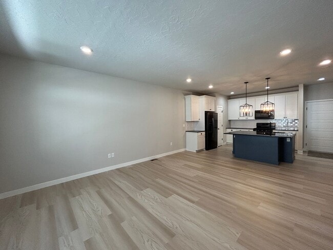 Building Photo - 4 Bedroom 3 Bathroom Townhome in Lehi!