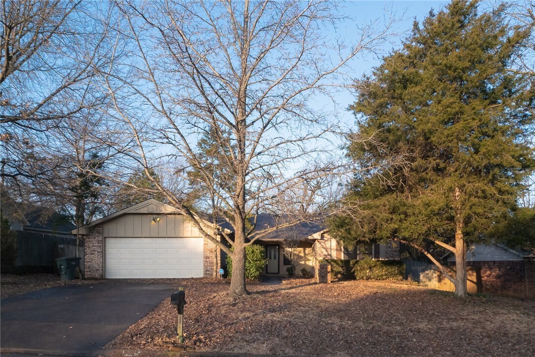 Building Photo - 2425 N Primrose Ln