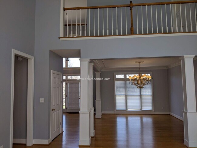 Building Photo - 8014 Greystone Green