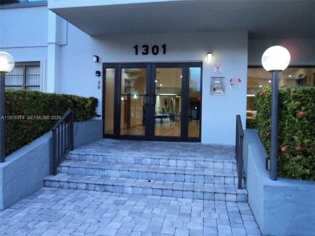 Foto del edificio - 1301 NE 7th St