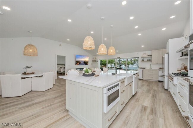 Foto del edificio - 1570 Bonita Ln