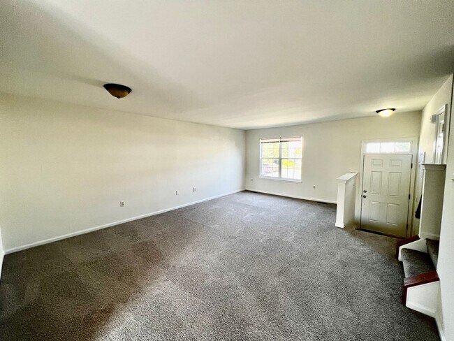 Foto del edificio - Spacious 4 Bedroom 3.5 Bathroom with Deck ...