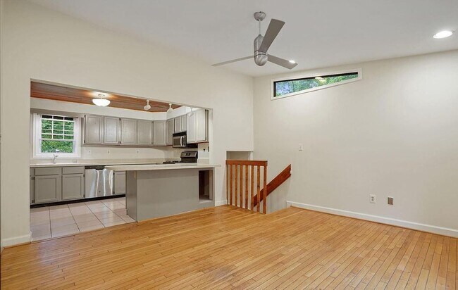 Foto del edificio - 7824 Ridgewood Dr