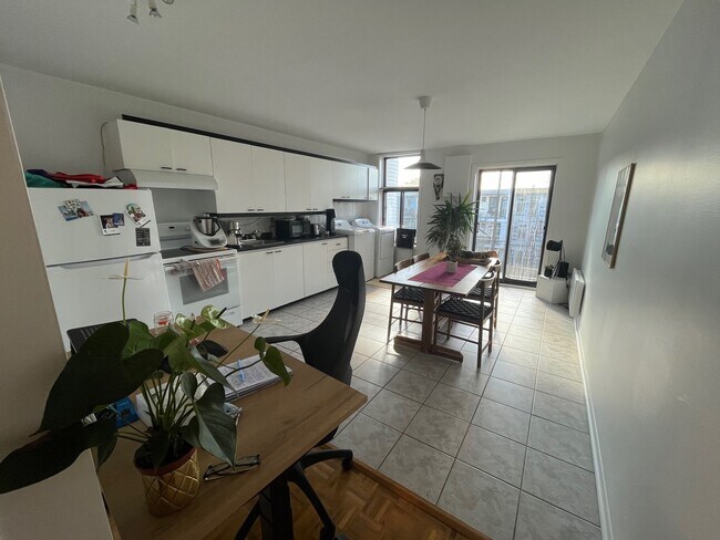 Building Photo - 2166 Av Valois