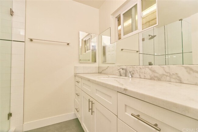 Foto del edificio - 225 Rosecrans Ave