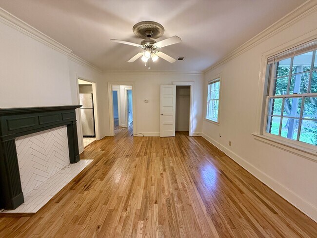 Building Photo - 807 E Edgemont Ave