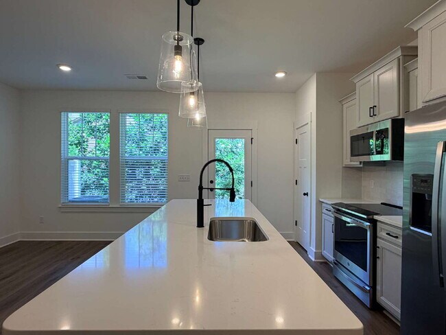 Foto del edificio - Brand-New 3BR Townhome with Garage in Clayton Crossing