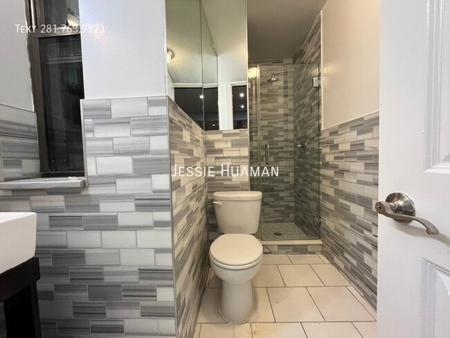Foto del edificio - 221 E 23rd St