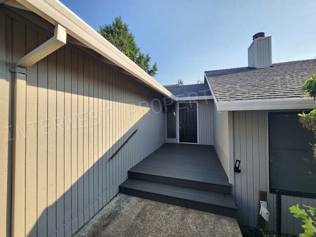 Building Photo - 3 bd 2ba Ranch Style Home with Deck, Fence...